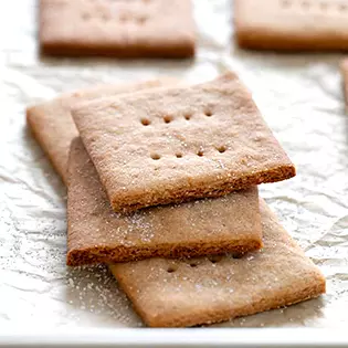 How Many Graham Crackers in a Cup: Converting Measurements for Baking Recipes