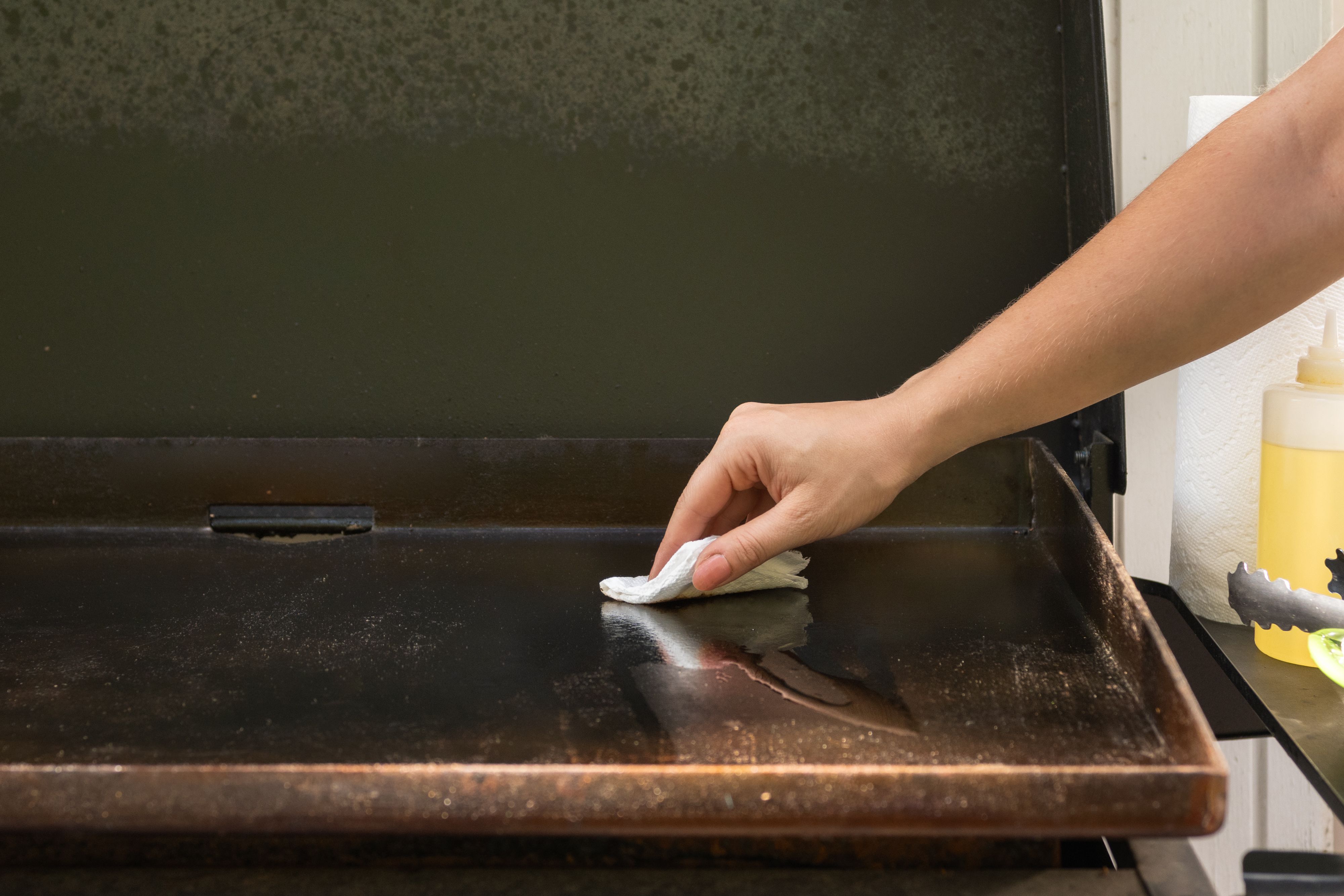 How to Clean a Flat Top Grill: Maintaining Your Grill's Shine