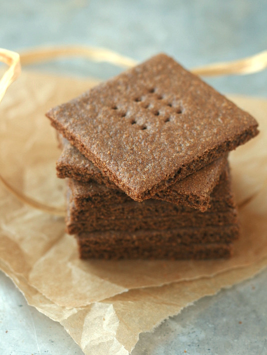 How Many Graham Crackers in a Cup: Converting Measurements for Baking Recipes