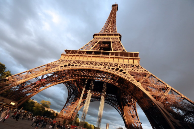 Eiffel Tower Suicide & Death: A man died after hanging from Eiffel Tower, October 20